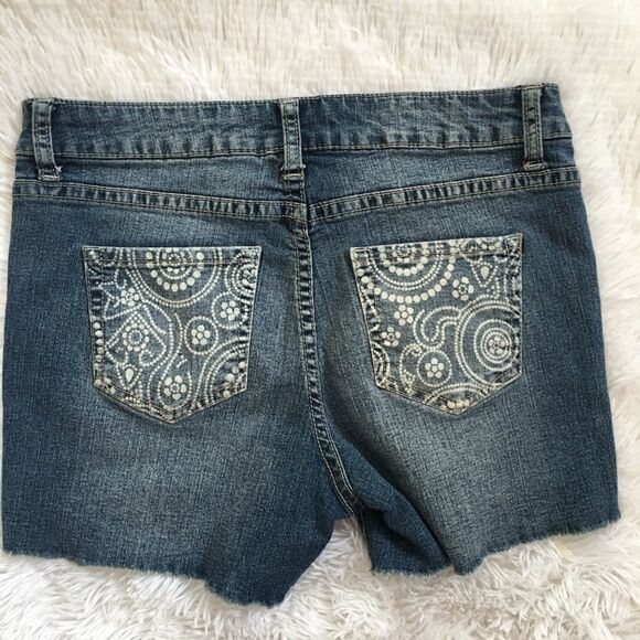 Bit & Bridal distressed hem Shorts - Picture 3 of 4